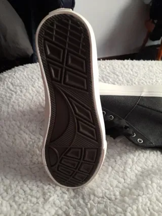 Zapatilla abotinada gris oscura con detalles negro