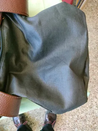 Bolso de piel marrón. No tiene marca.