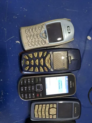 Lote de teléfonos móviles antiguos