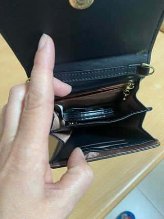 Cartera negra efecto piel cocodrilo