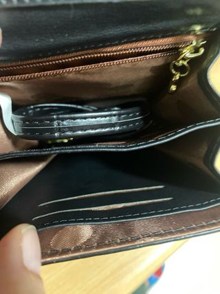 Cartera negra efecto piel cocodrilo