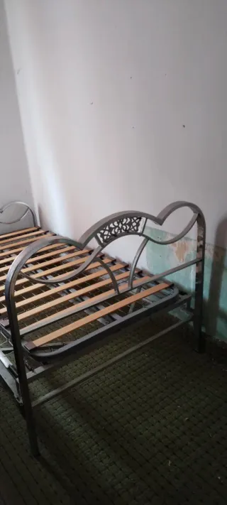 Estructura de cama antigua de metal