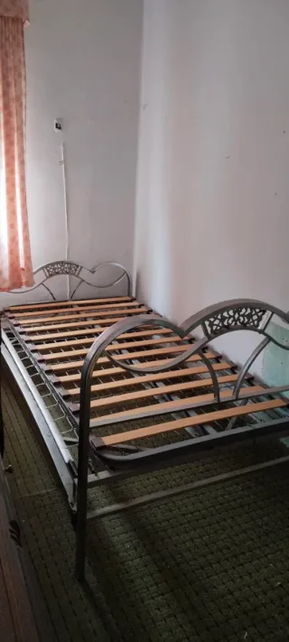 Estructura de cama antigua de metal