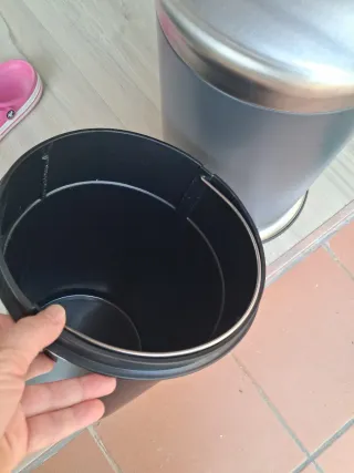 Cubo de basura metálico con pedal