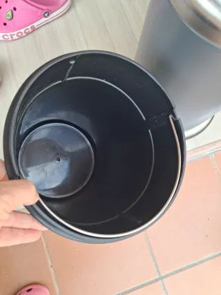 Cubo de basura metálico con pedal