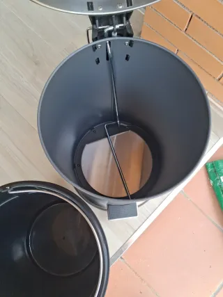 Cubo de basura metálico con pedal