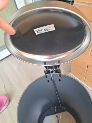 Cubo de basura metálico con pedal