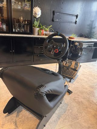 Sedile Playseat Trust GXT con kit Logitech.
