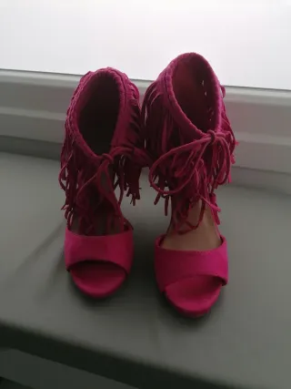 Sandalias de mujer con flecos