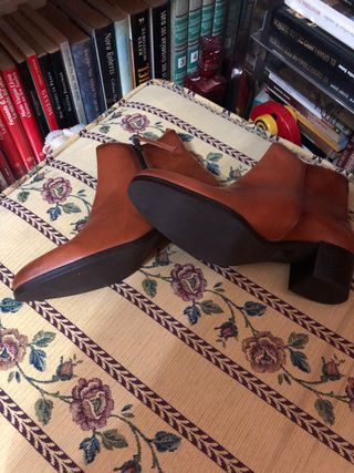 Botines Mimao Piel Camel Talla 41, sin estrenar.