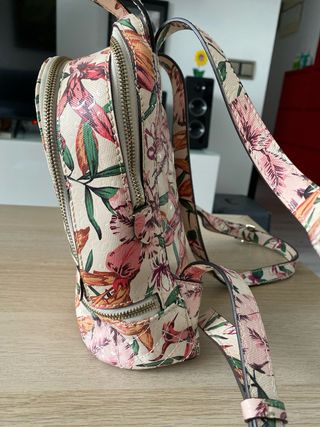 Bolso Mochila Guess Estampado Floral