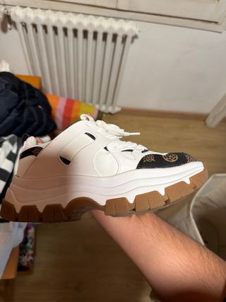 Zapatillas Guess Blancas y Marrones