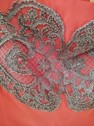 Vestido coral con encaje