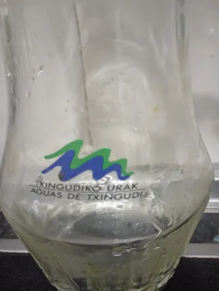 Jarra de vidrio transparente
