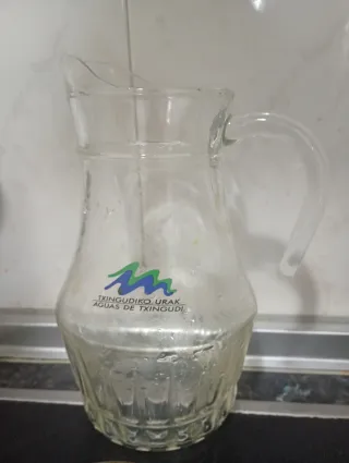 Jarra de vidrio transparente