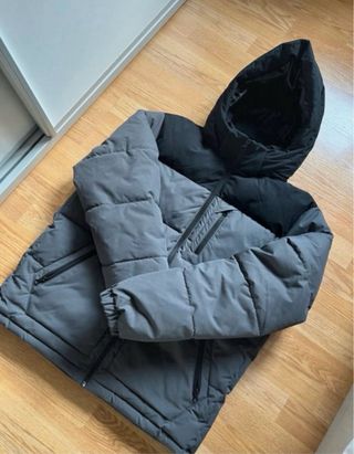 Abrigo acolchado gris y negro