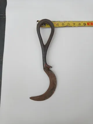 Antiguo serpe agrícola para poda.