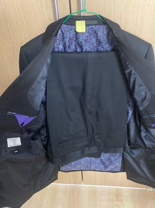Traje negro Umberto Bossi con estampado interior