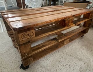 Mesa de centro de palets con ruedas