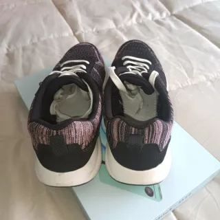 Zapatillas deportivas negras y rosas