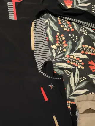 Vestido negro con detalles rojos