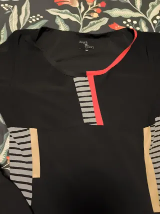 Vestido negro con detalles rojos