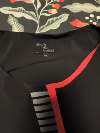 Vestido negro con detalles rojos