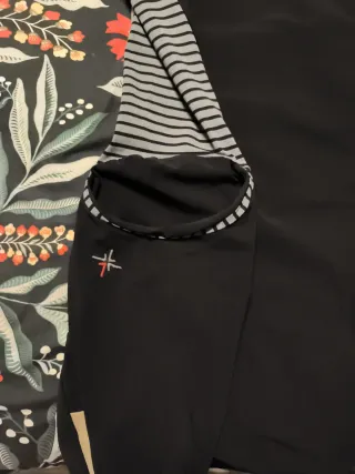 Vestido negro con detalles rojos