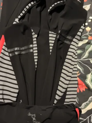 Vestido negro con detalles rojos