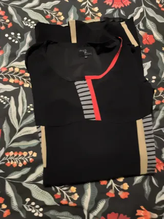 Vestido negro con detalles rojos
