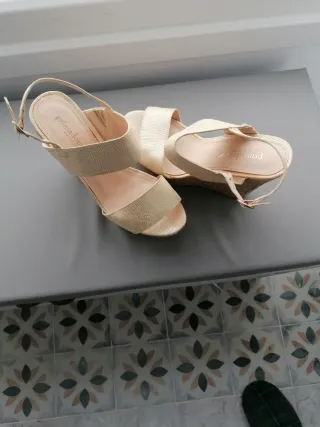 Sandalias doradas mujer cuña