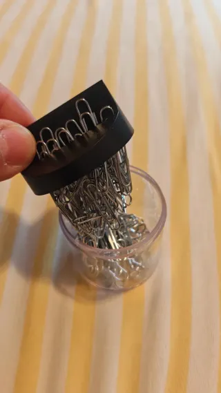 Dispensador magnético de clips de oficina y clips