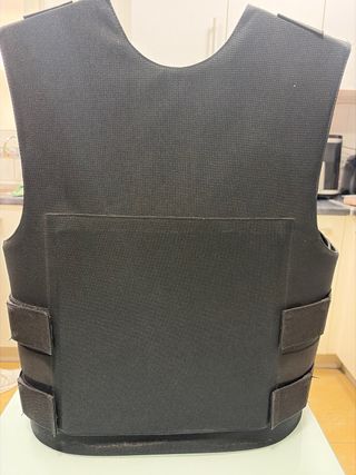 Chaleco antibalas y antipunzón negro