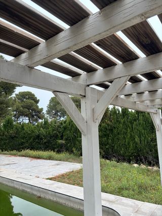 Pérgola blanca exterior