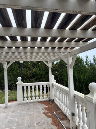 Pérgola blanca exterior