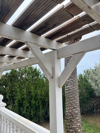 Pérgola blanca exterior