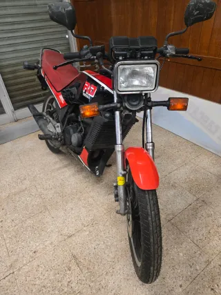 Yamaha RD 80 Moped Negra y Roja