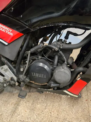 Yamaha RD 80 Moped Negra y Roja
