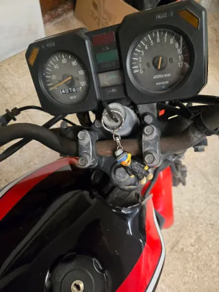 Yamaha RD 80 Moped Negra y Roja