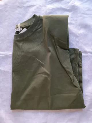 Camiseta Zara verde militar hombreras