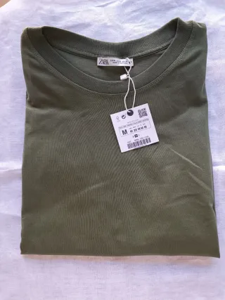 Camiseta Zara verde militar hombreras