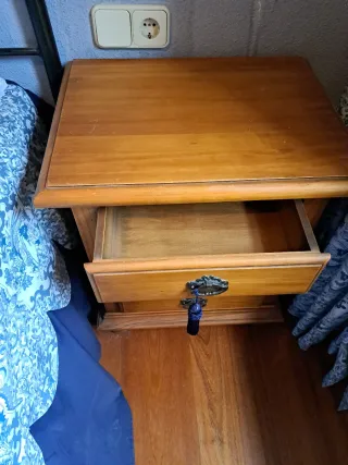 2 Mesitas de noche de madera