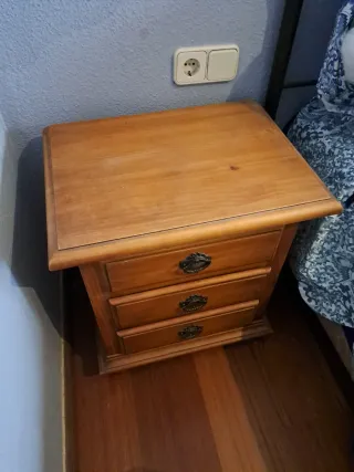 2 Mesitas de noche de madera