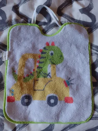 Babero de bebé con dinosaurio y coche