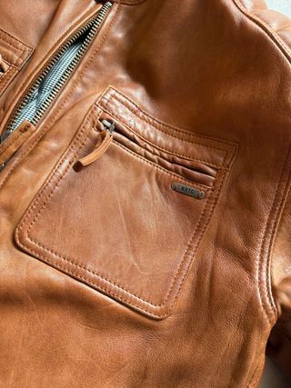 Cazadora de piel marrón