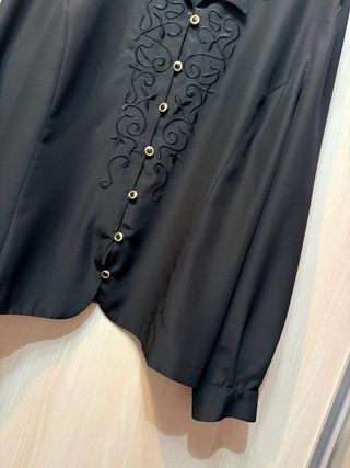 Camisa negra bordada