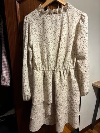 Vestido beige con volantes