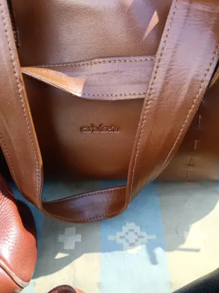 Bolso de piel marrón tipo saco de Ubrique y muchas