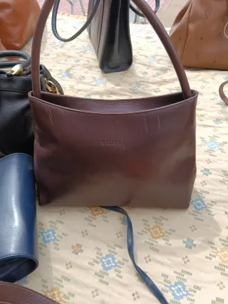 Bolso de piel marrón tipo saco de Ubrique y muchas