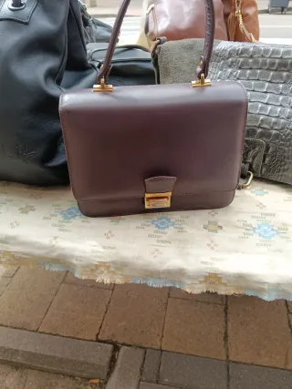 Bolso de piel marrón tipo saco de Ubrique y muchas